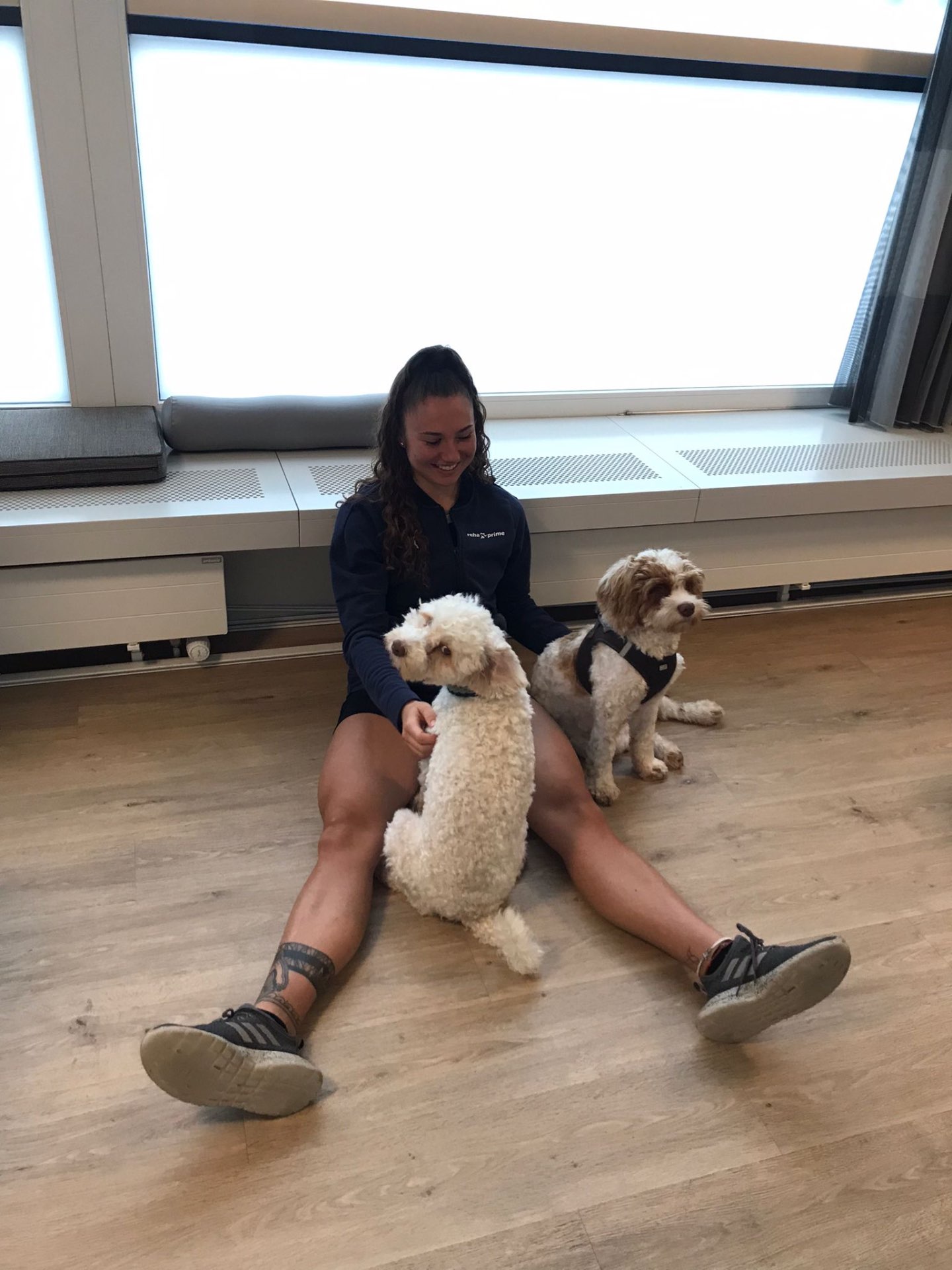 Tosca Tiralosi mit Hund — ein ruhiger, vertrauensvoller Moment